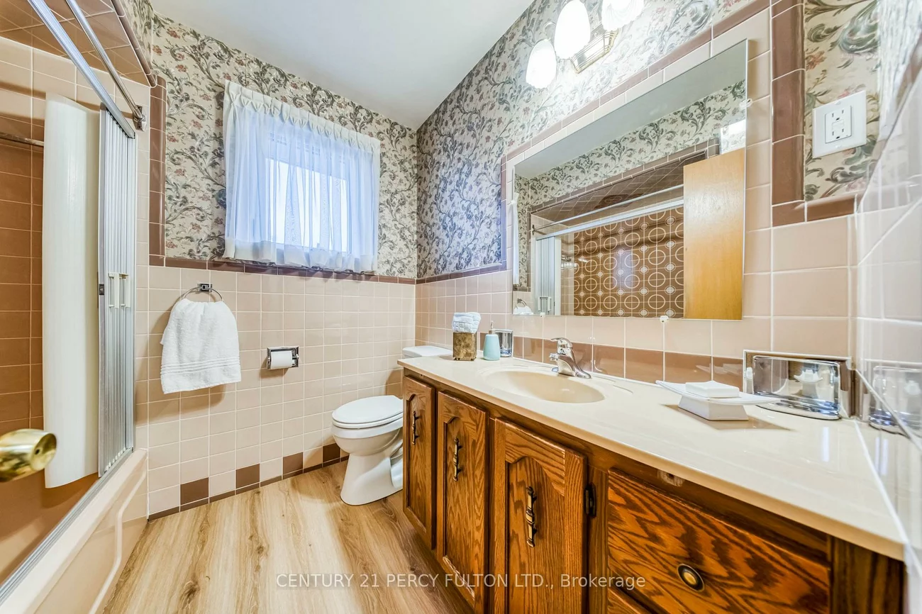 32, Bromton, Bendale, Toronto