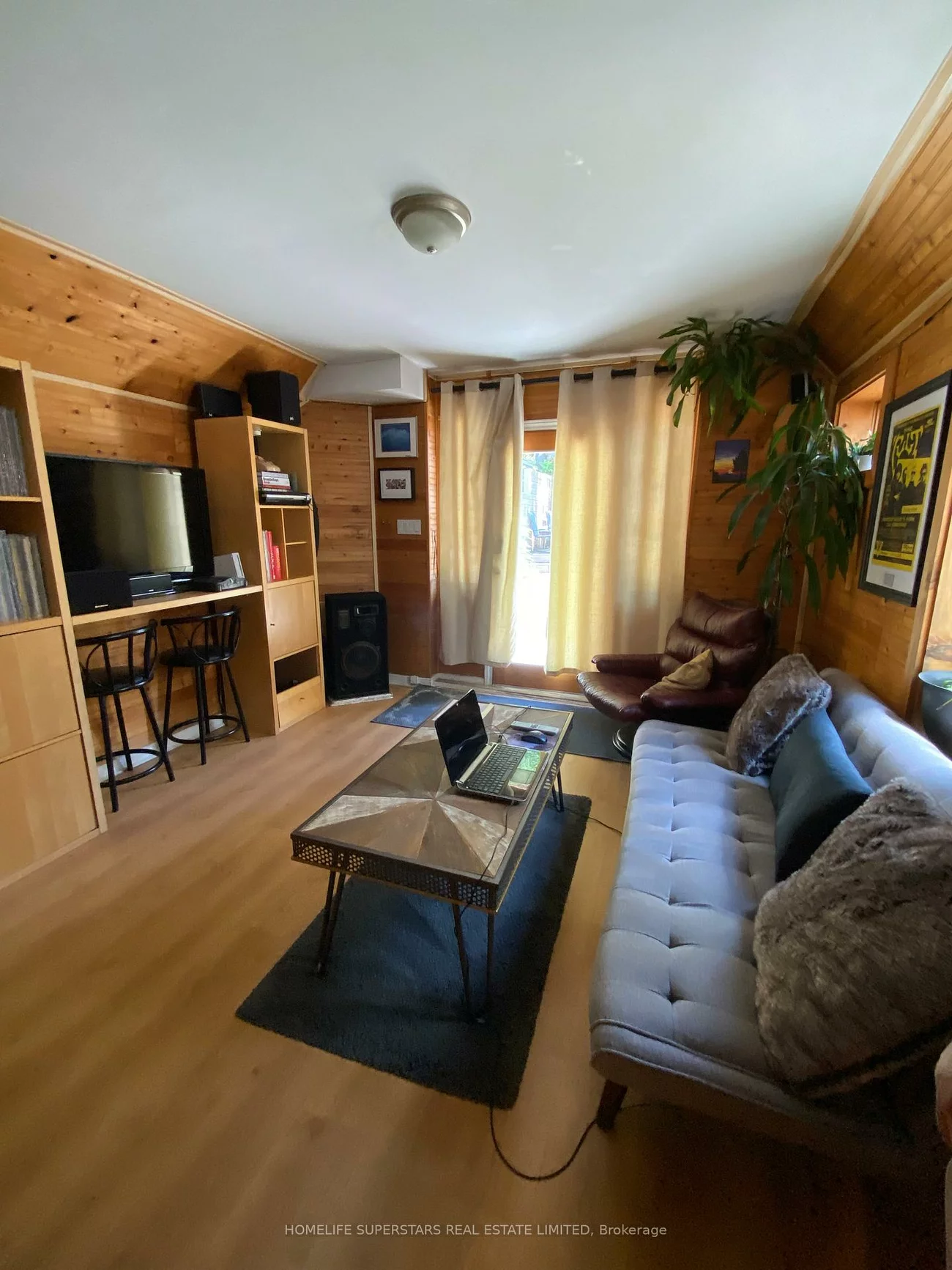 1263, Woodbine, Woodbine-Lumsden, Toronto