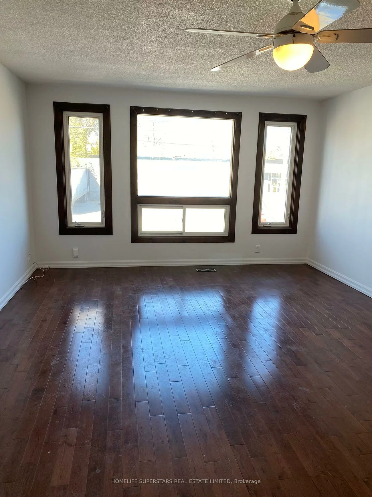 1263, Woodbine, Woodbine-Lumsden, Toronto