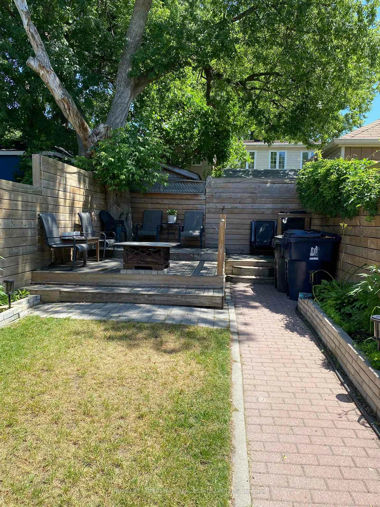 1263, Woodbine, Woodbine-Lumsden, Toronto