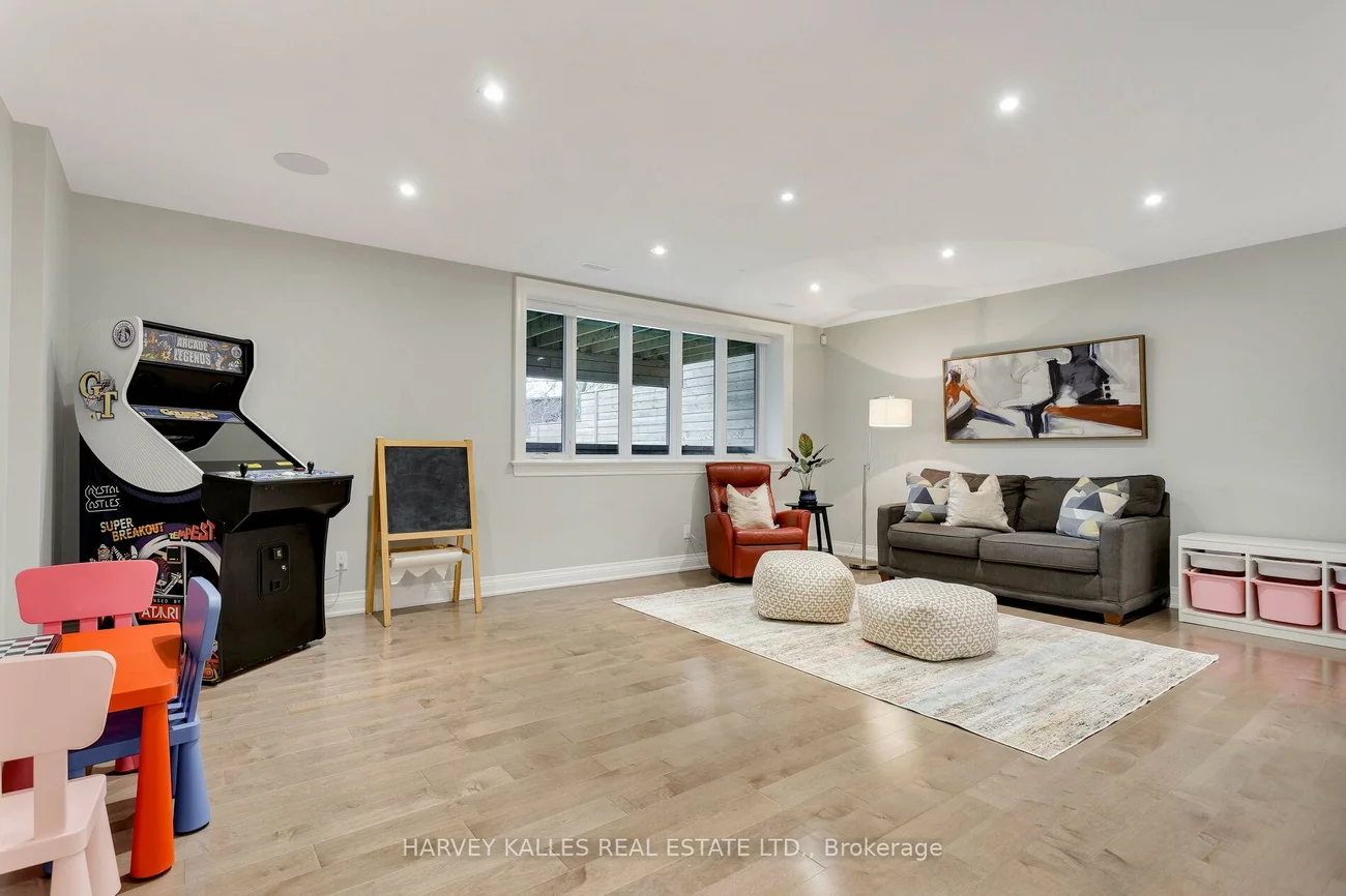 4673, Dundas, Kingsway South, Toronto