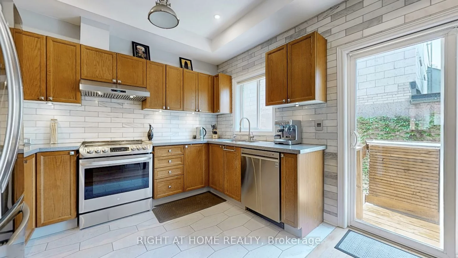 6, Grogan, Dovercourt-Wallace Emerson-Junction, Toronto