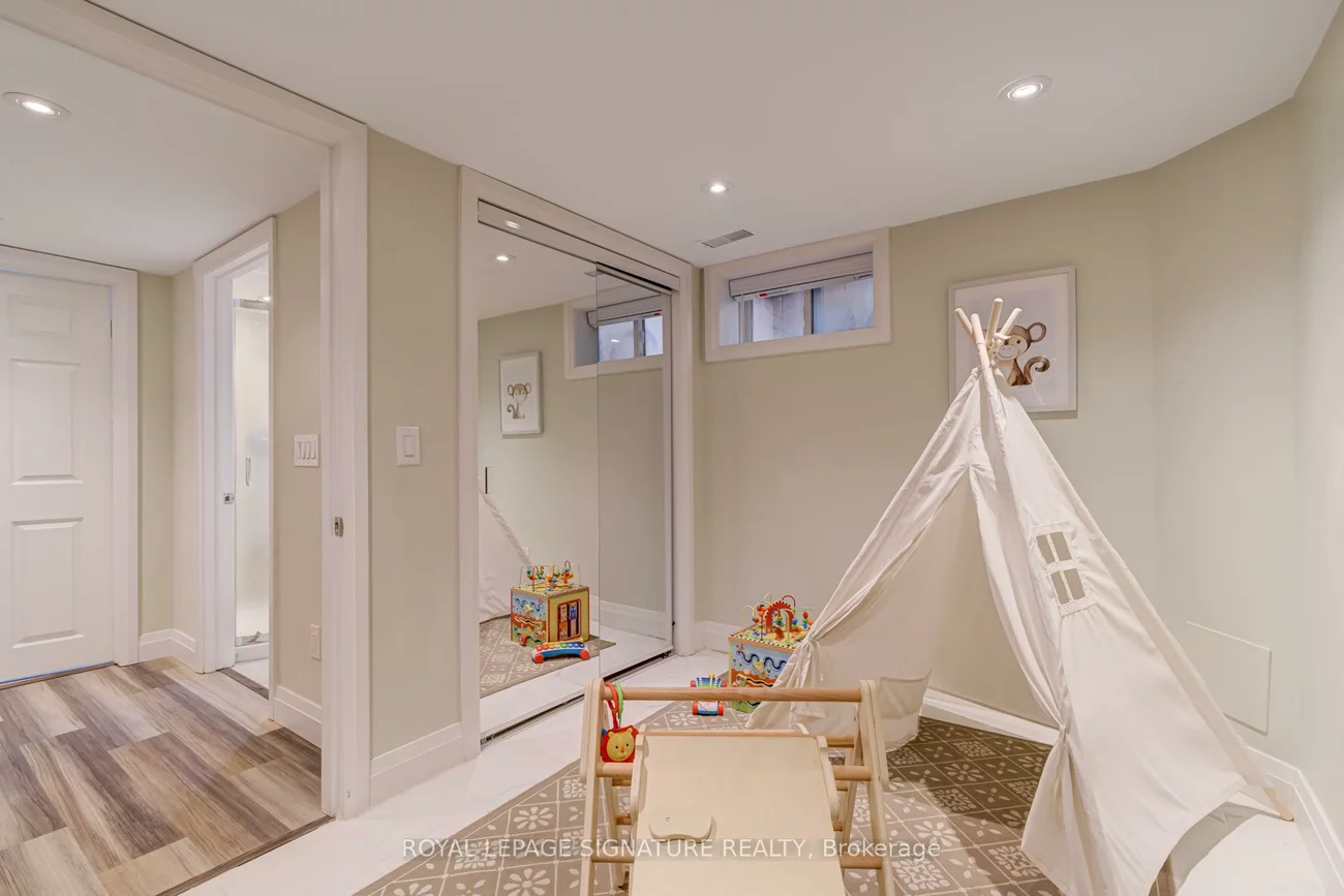 1, Chiswick, Brookhaven-Amesbury, Toronto