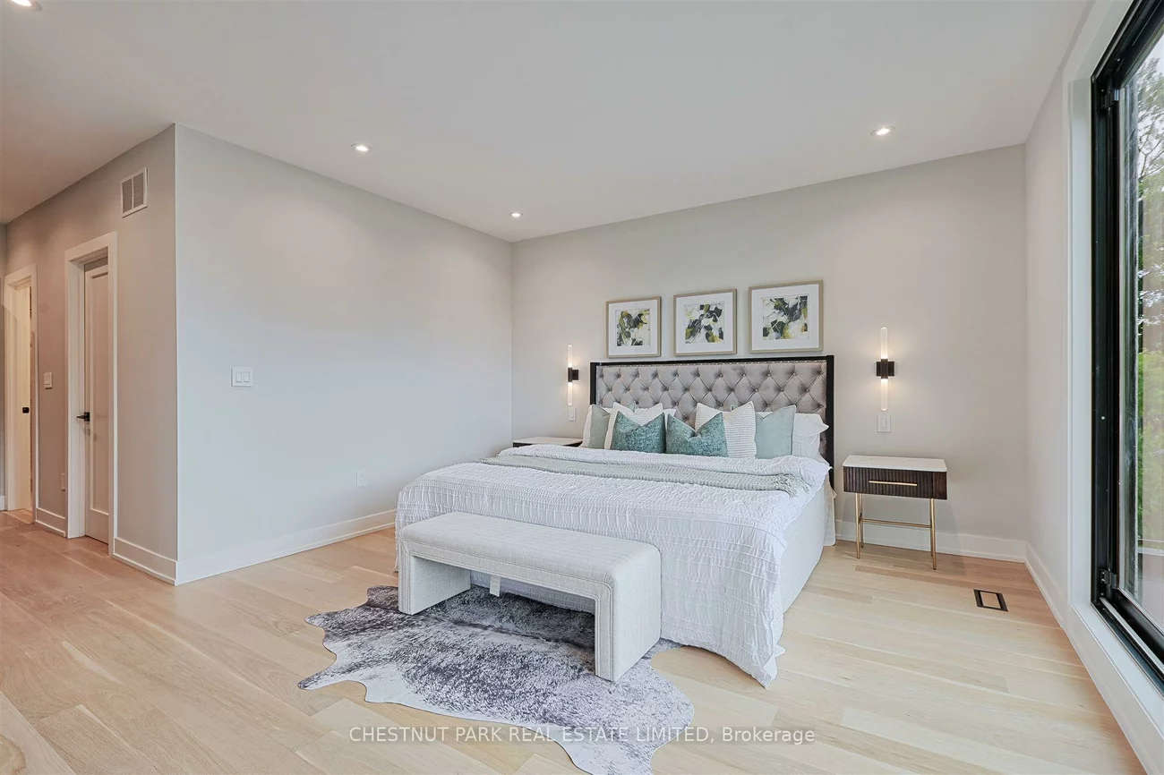 222B, Pearson, High Park-Swansea, Toronto