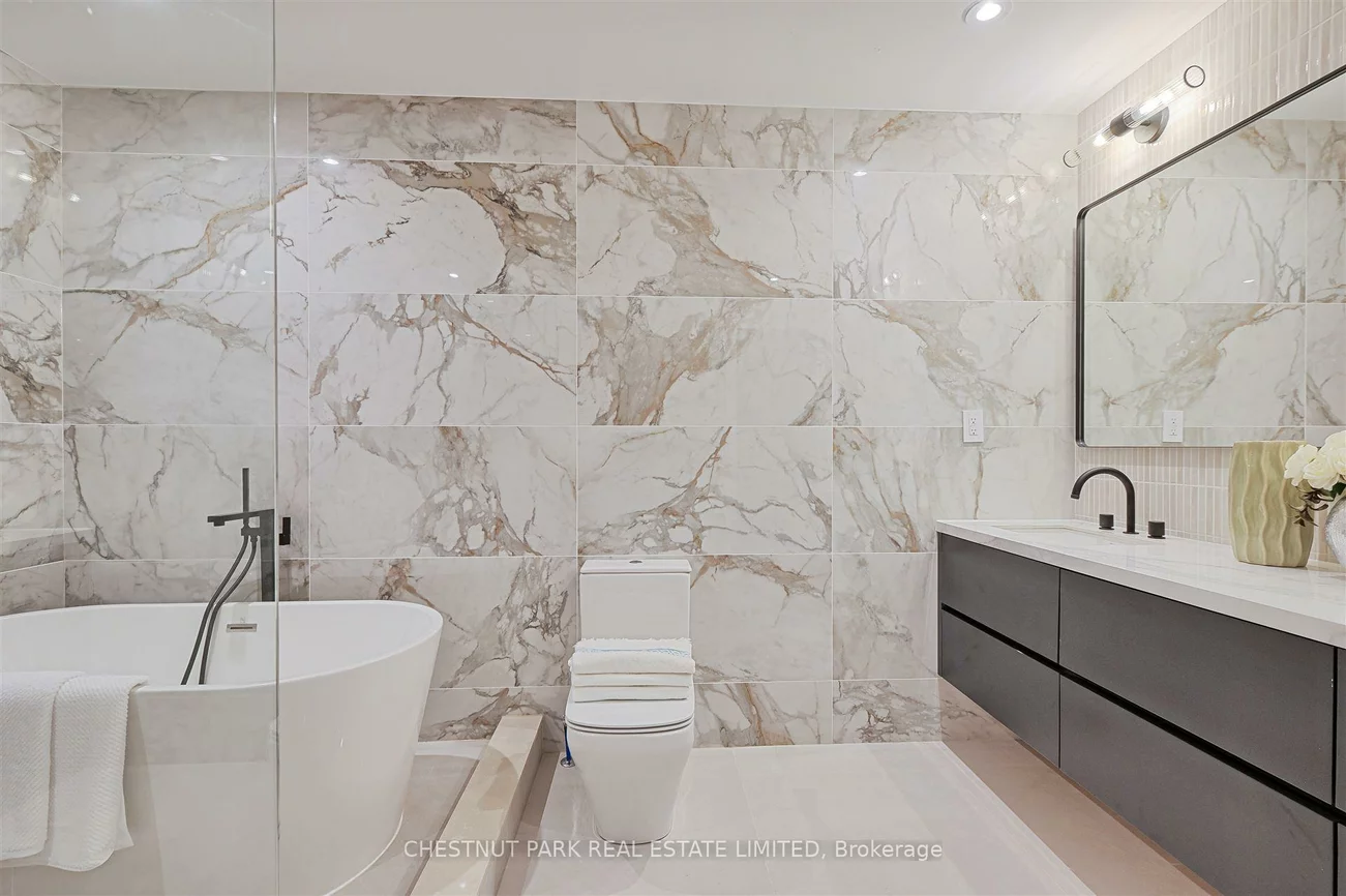 222B, Pearson, High Park-Swansea, Toronto