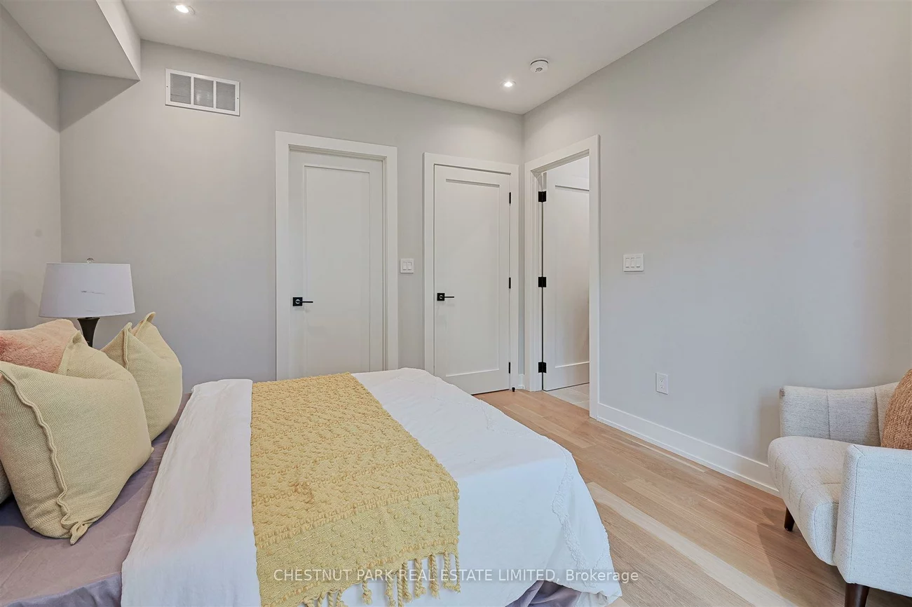 222B, Pearson, High Park-Swansea, Toronto