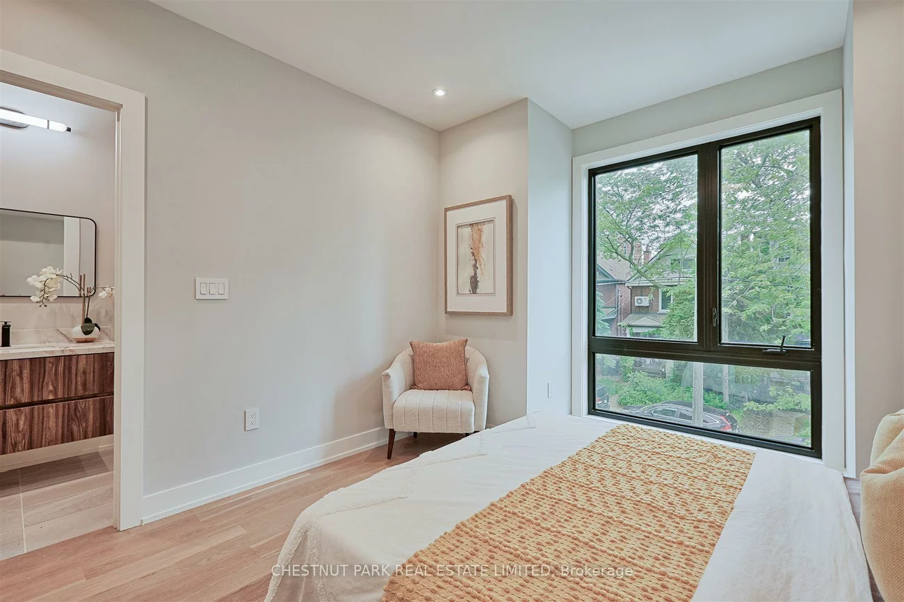 222B, Pearson, High Park-Swansea, Toronto