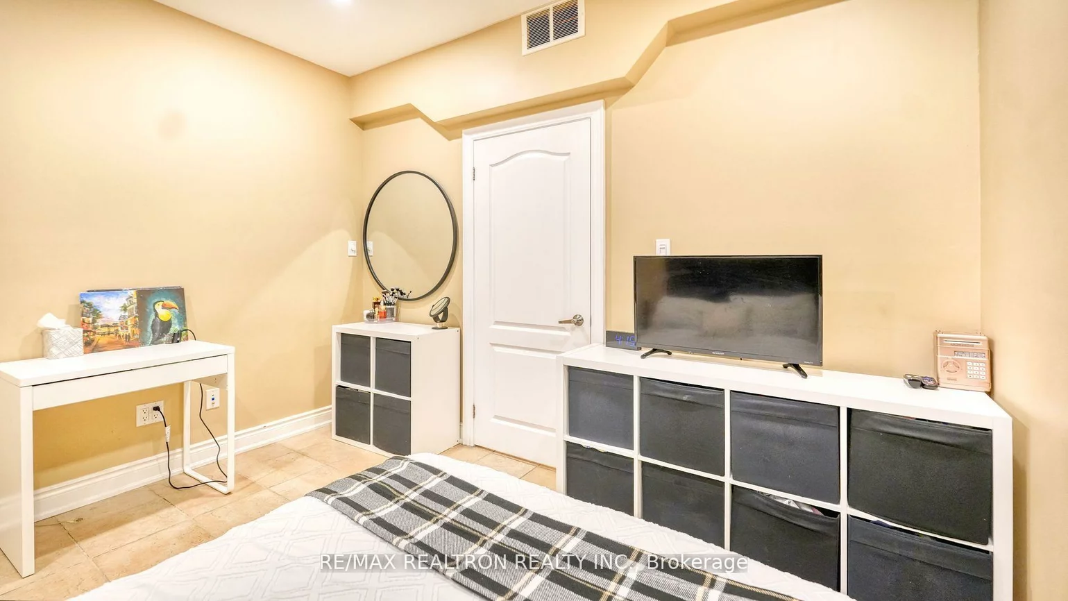 13, Bourdon, Rustic, Toronto