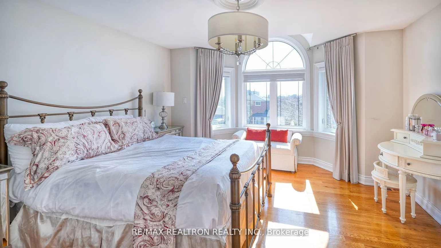13, Bourdon, Rustic, Toronto