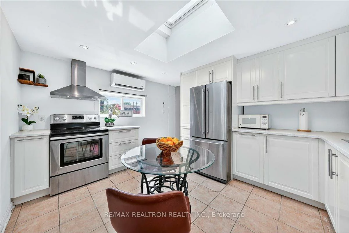 1640, Queen, Roncesvalles, Toronto