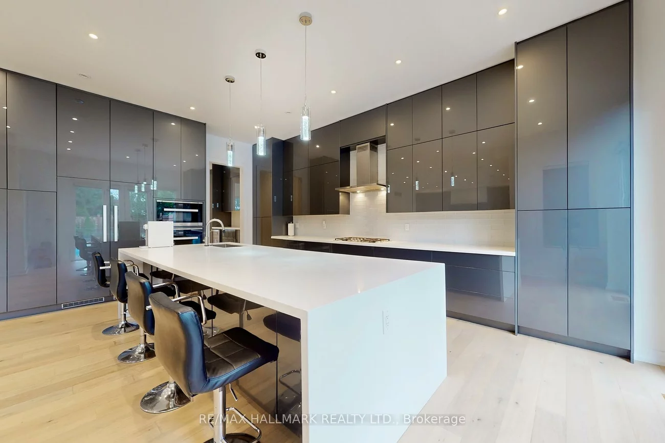 114, Lloyd Manor, Princess-Rosethorn, Toronto
