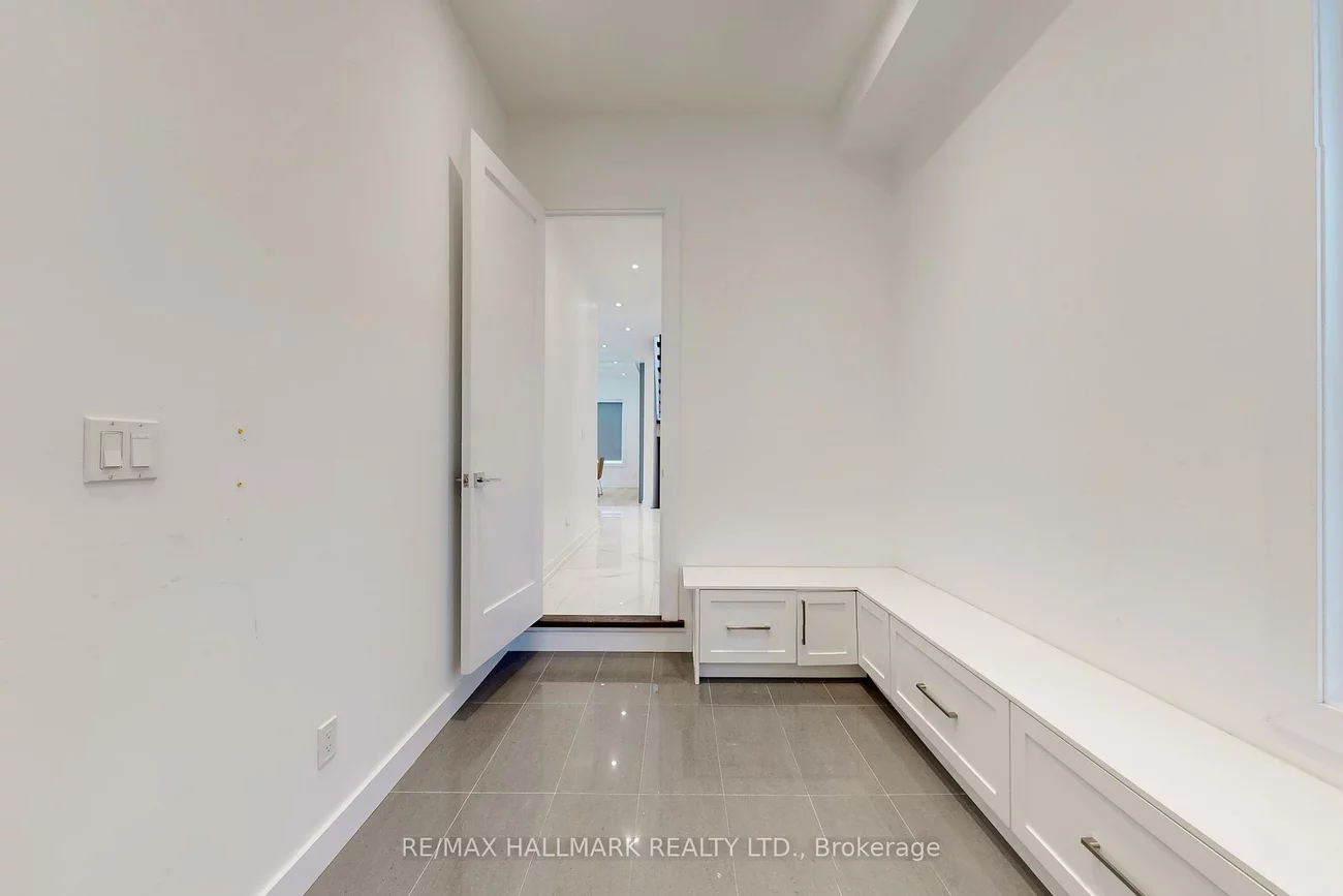 114, Lloyd Manor, Princess-Rosethorn, Toronto