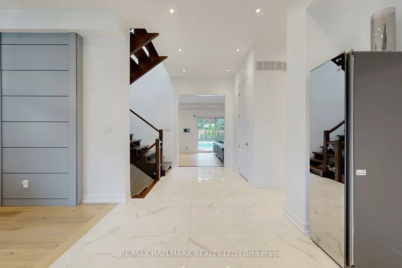 114, Lloyd Manor, Princess-Rosethorn, Toronto