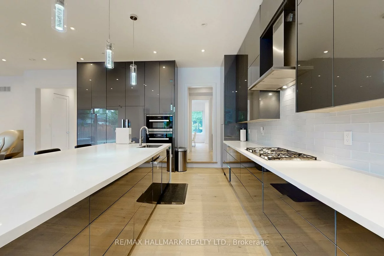 114, Lloyd Manor, Princess-Rosethorn, Toronto