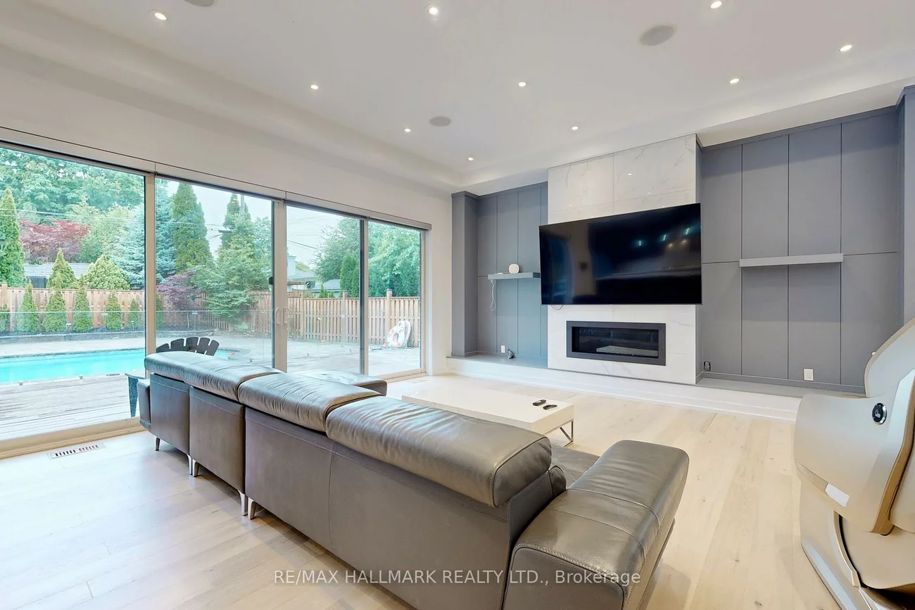 114, Lloyd Manor, Princess-Rosethorn, Toronto