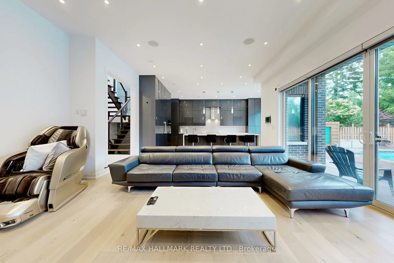 114, Lloyd Manor, Princess-Rosethorn, Toronto