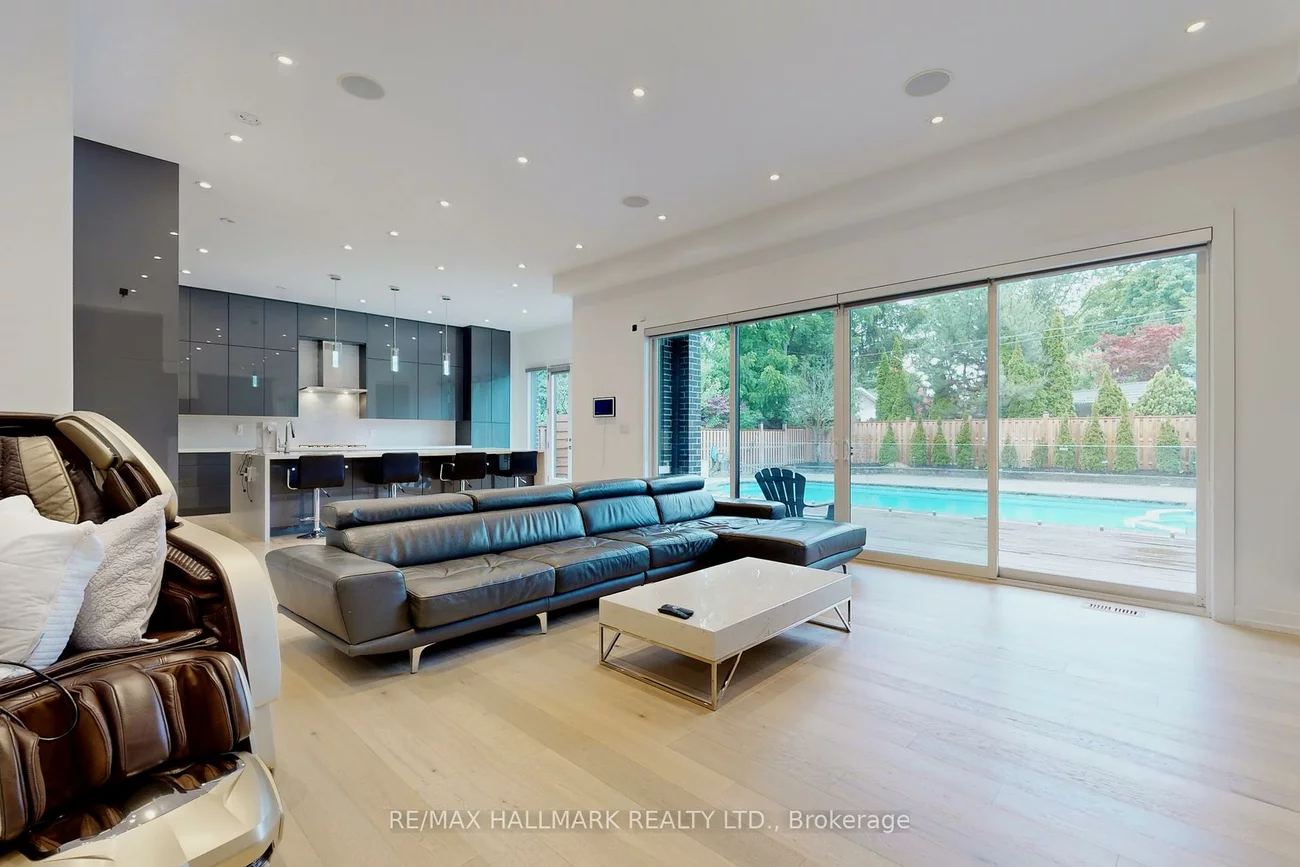 114, Lloyd Manor, Princess-Rosethorn, Toronto