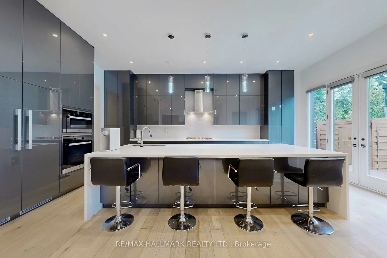 114, Lloyd Manor, Princess-Rosethorn, Toronto