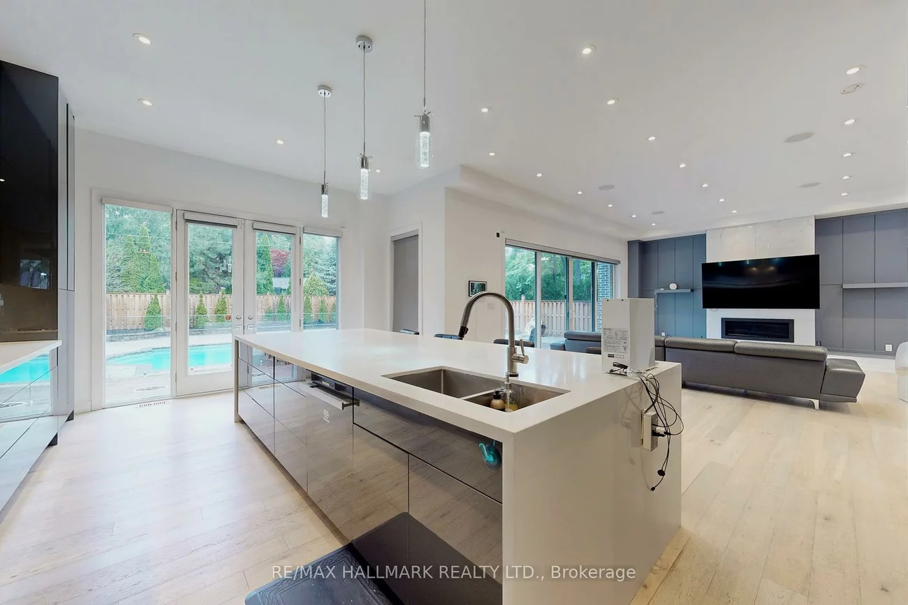 114, Lloyd Manor, Princess-Rosethorn, Toronto