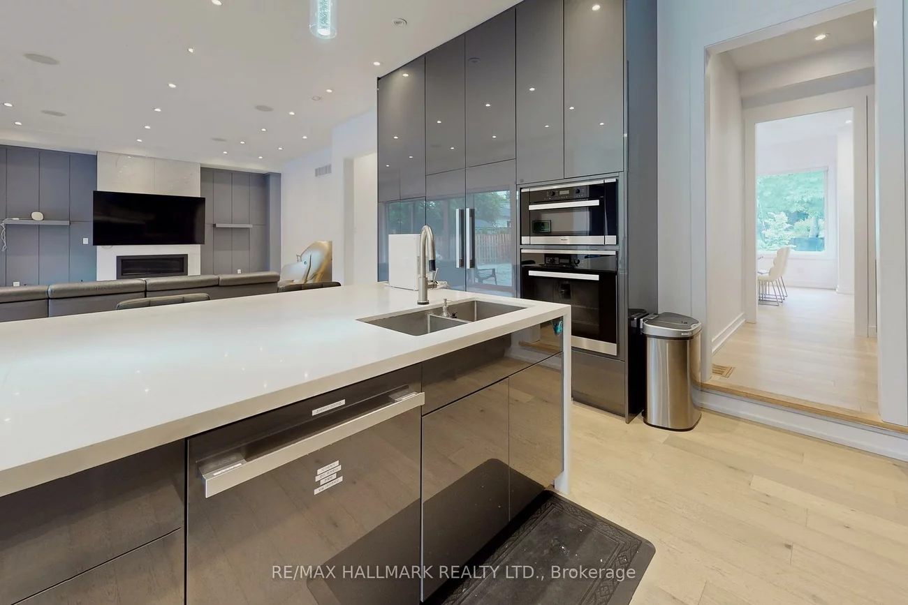 114, Lloyd Manor, Princess-Rosethorn, Toronto