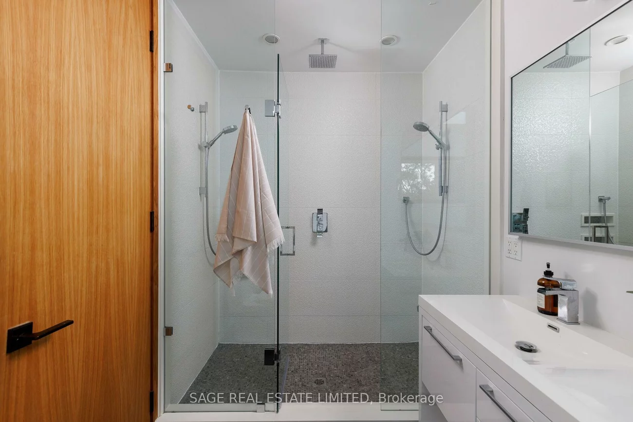 5, Bermuda, Stonegate-Queensway, Toronto