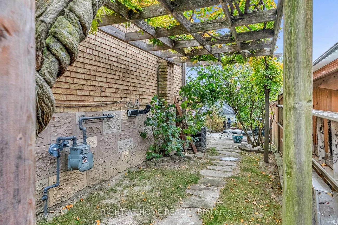 1, Ridge Point, Brookhaven-Amesbury, Toronto
