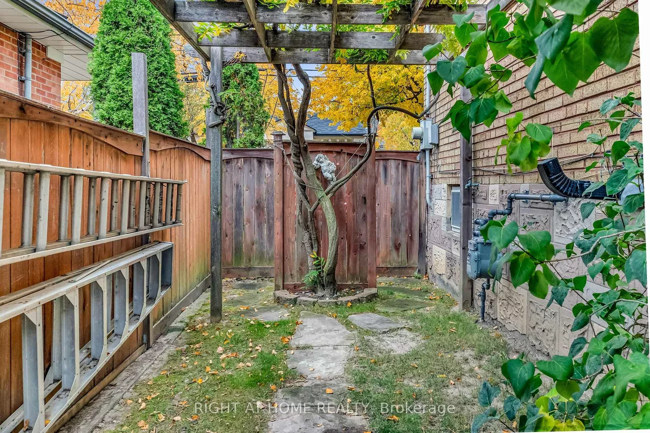 1, Ridge Point, Brookhaven-Amesbury, Toronto