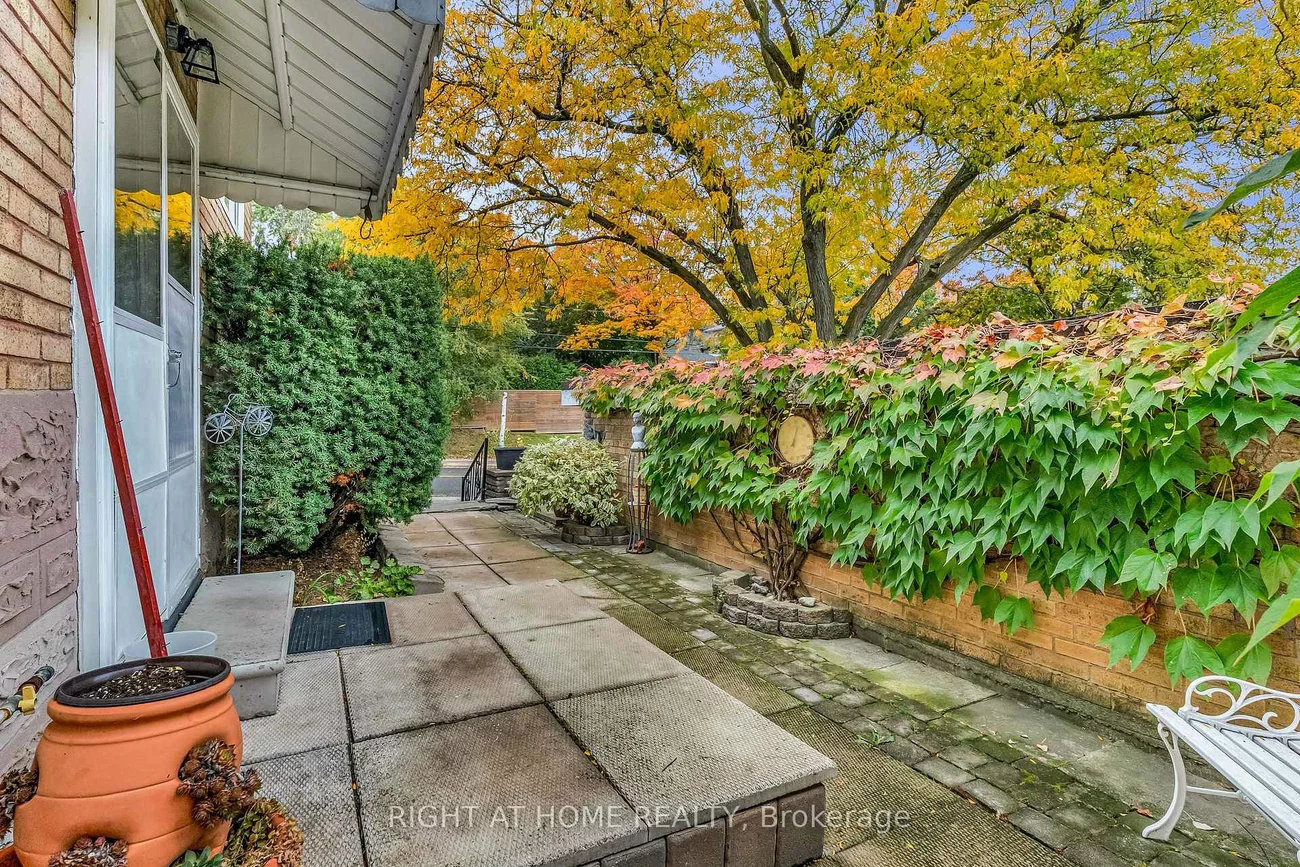 1, Ridge Point, Brookhaven-Amesbury, Toronto