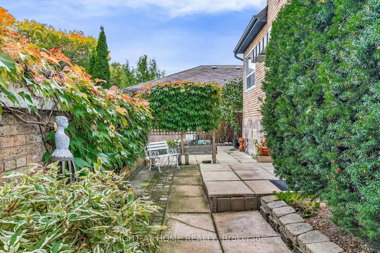 1, Ridge Point, Brookhaven-Amesbury, Toronto