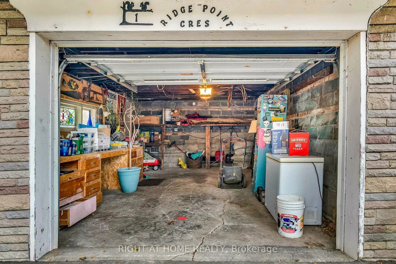 1, Ridge Point, Brookhaven-Amesbury, Toronto