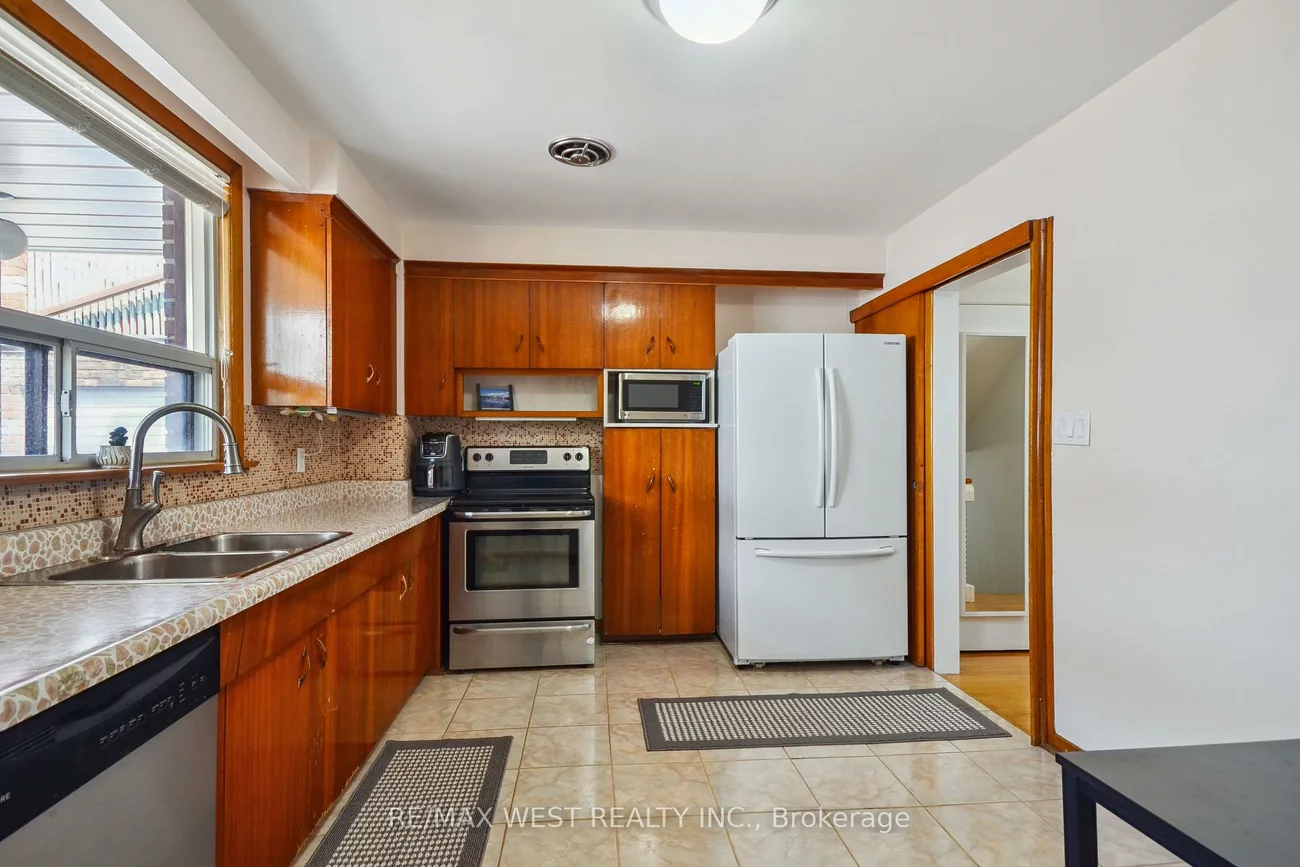 30, Salem, Dovercourt-Wallace Emerson-Junction, Toronto