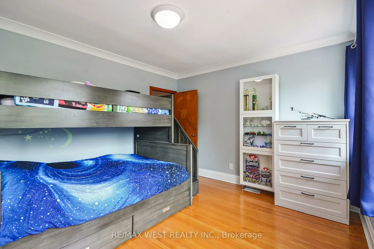 30, Salem, Dovercourt-Wallace Emerson-Junction, Toronto