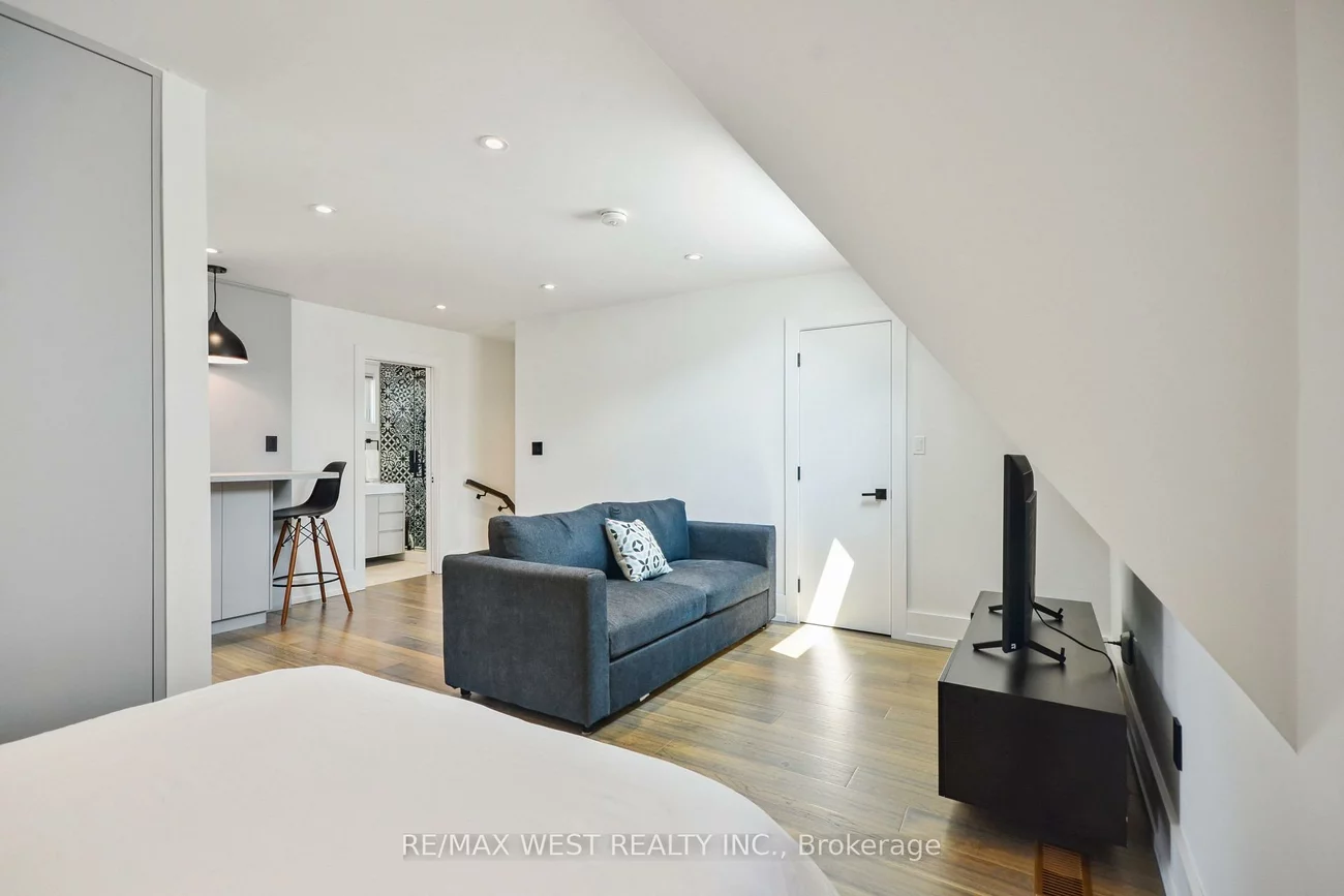 30, Salem, Dovercourt-Wallace Emerson-Junction, Toronto