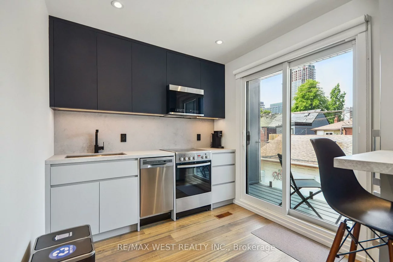 30, Salem, Dovercourt-Wallace Emerson-Junction, Toronto