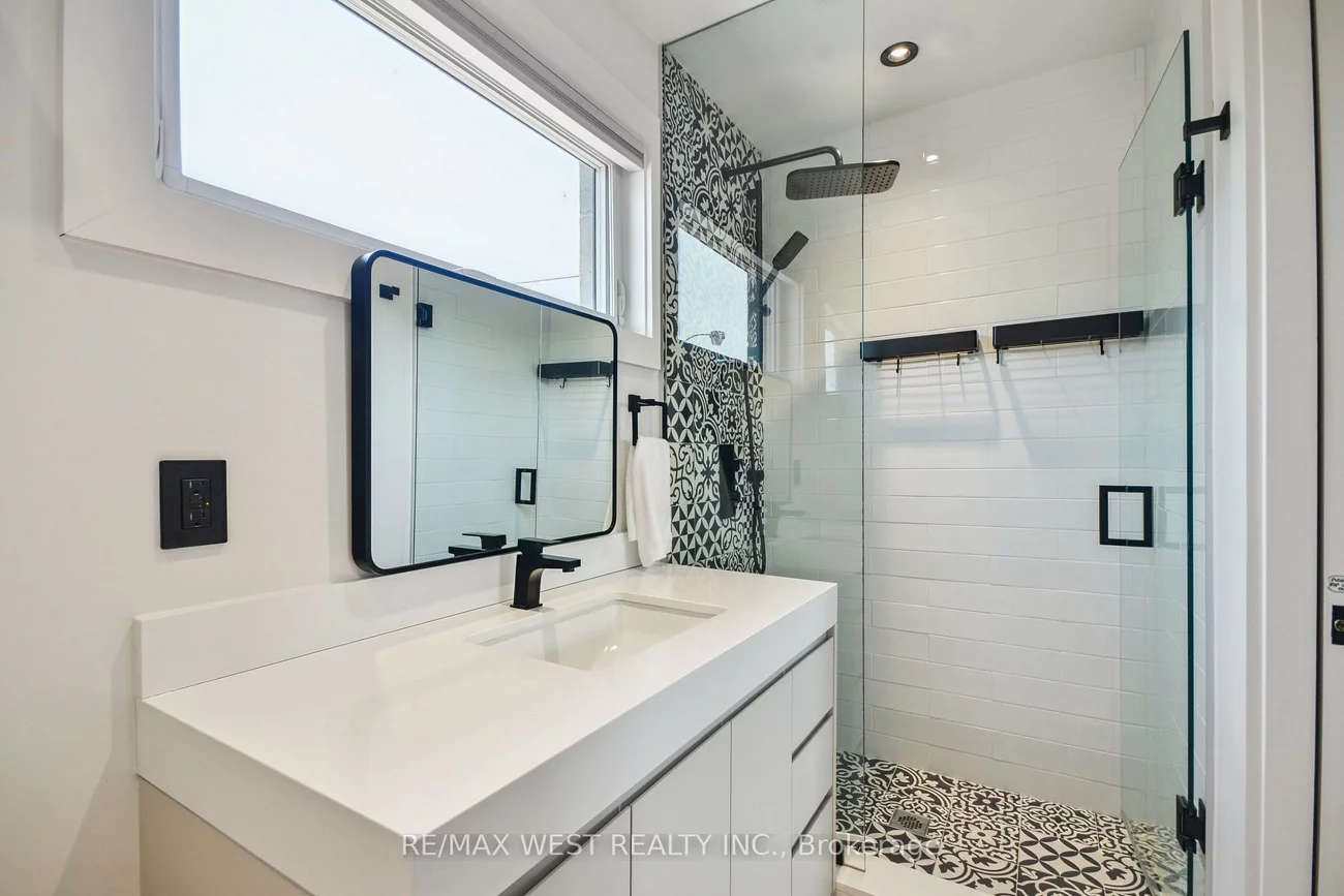 30, Salem, Dovercourt-Wallace Emerson-Junction, Toronto