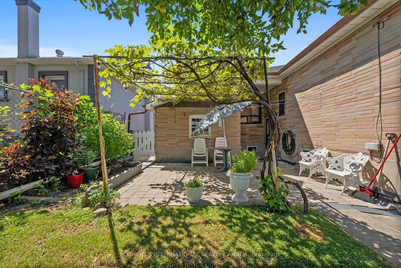 76, Lawnside, Rustic, Toronto