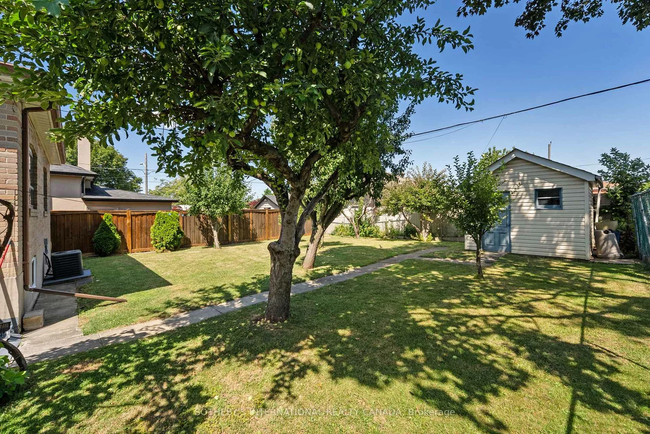 76, Lawnside, Rustic, Toronto