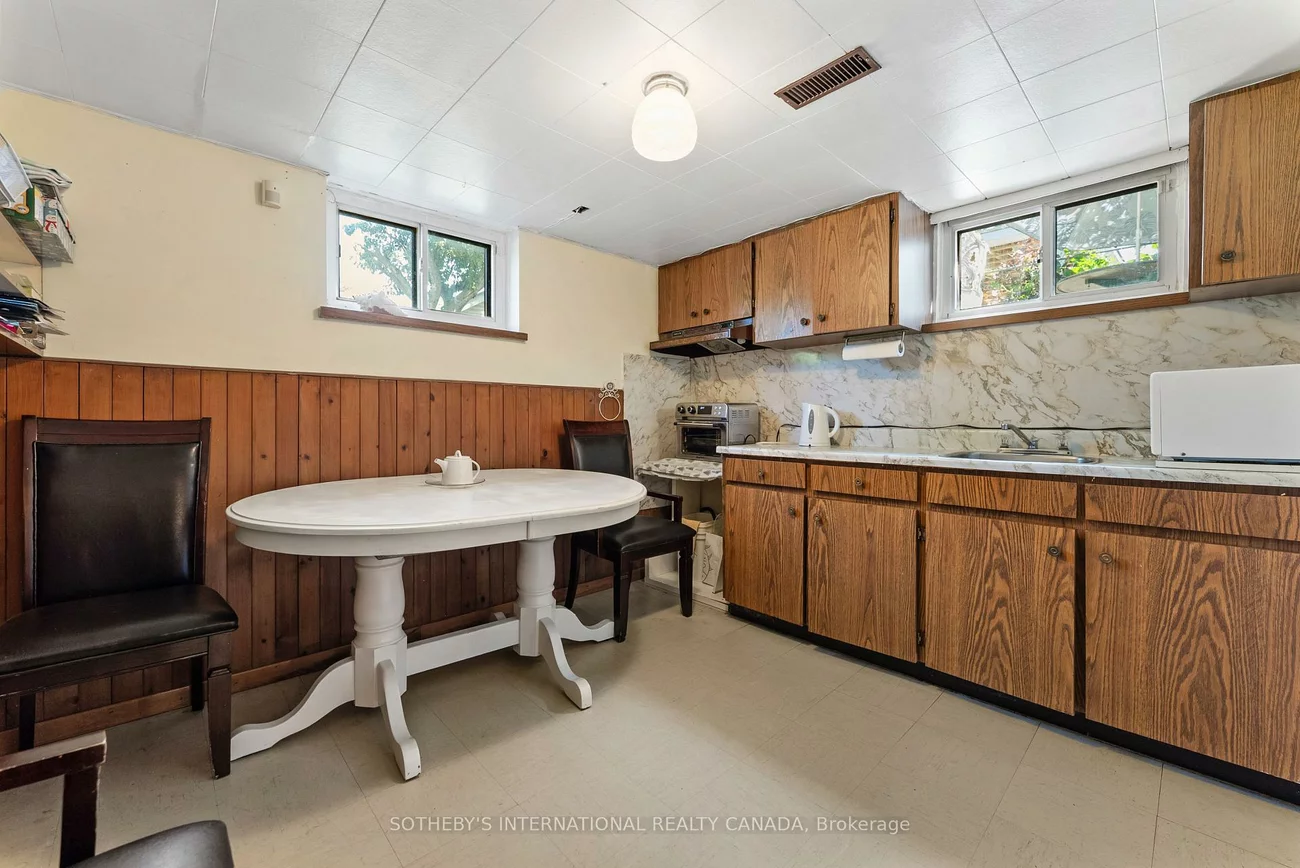 76, Lawnside, Rustic, Toronto