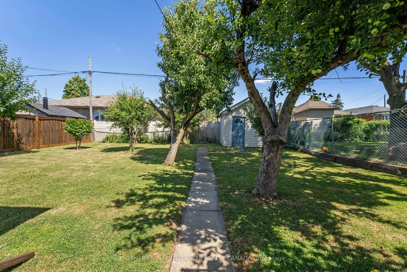 76, Lawnside, Rustic, Toronto