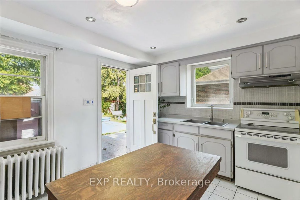 73, Yarrow, Keelesdale-Eglinton West, Toronto