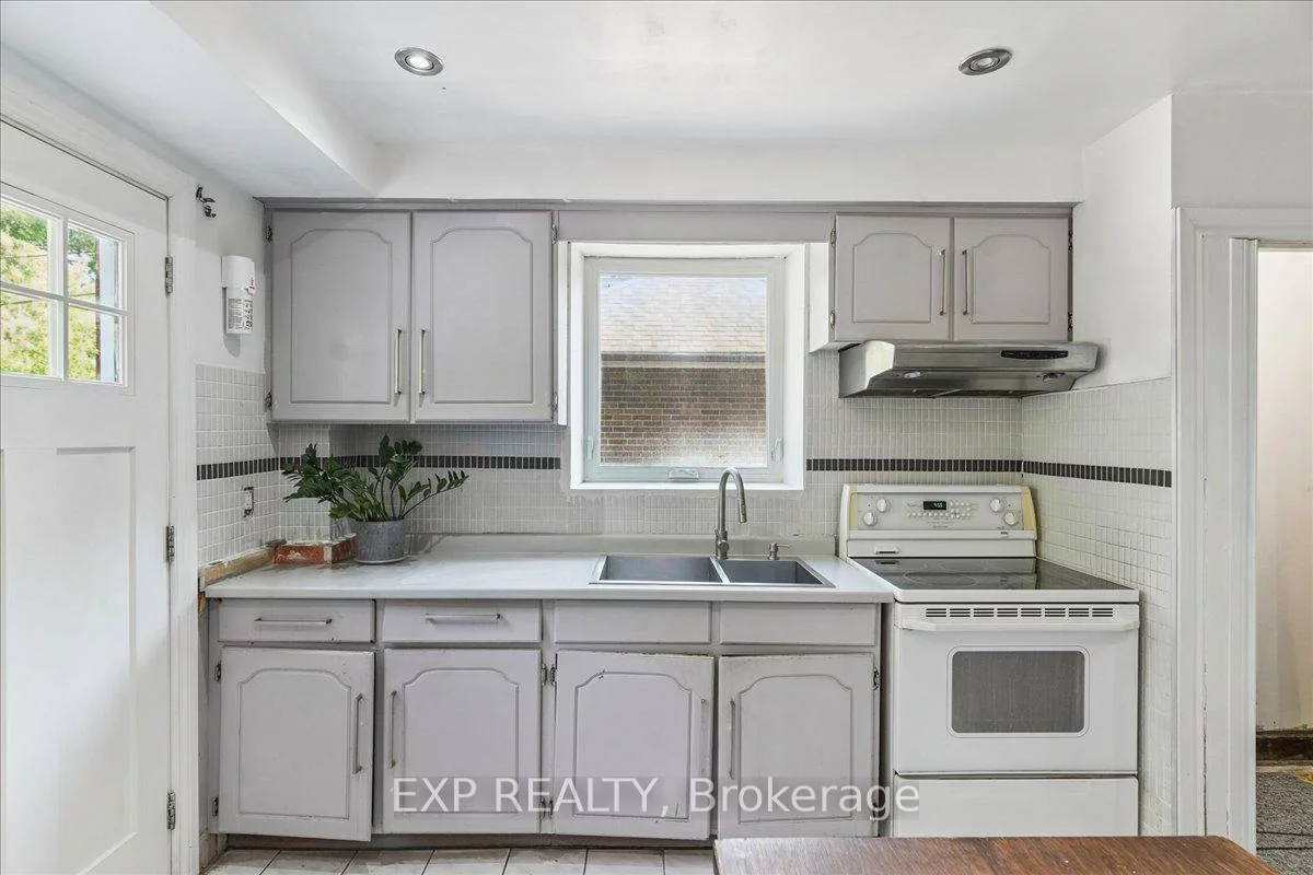 73, Yarrow, Keelesdale-Eglinton West, Toronto