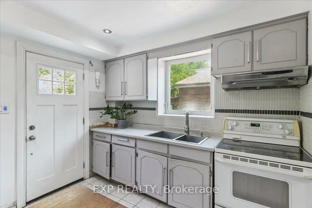 73, Yarrow, Keelesdale-Eglinton West, Toronto