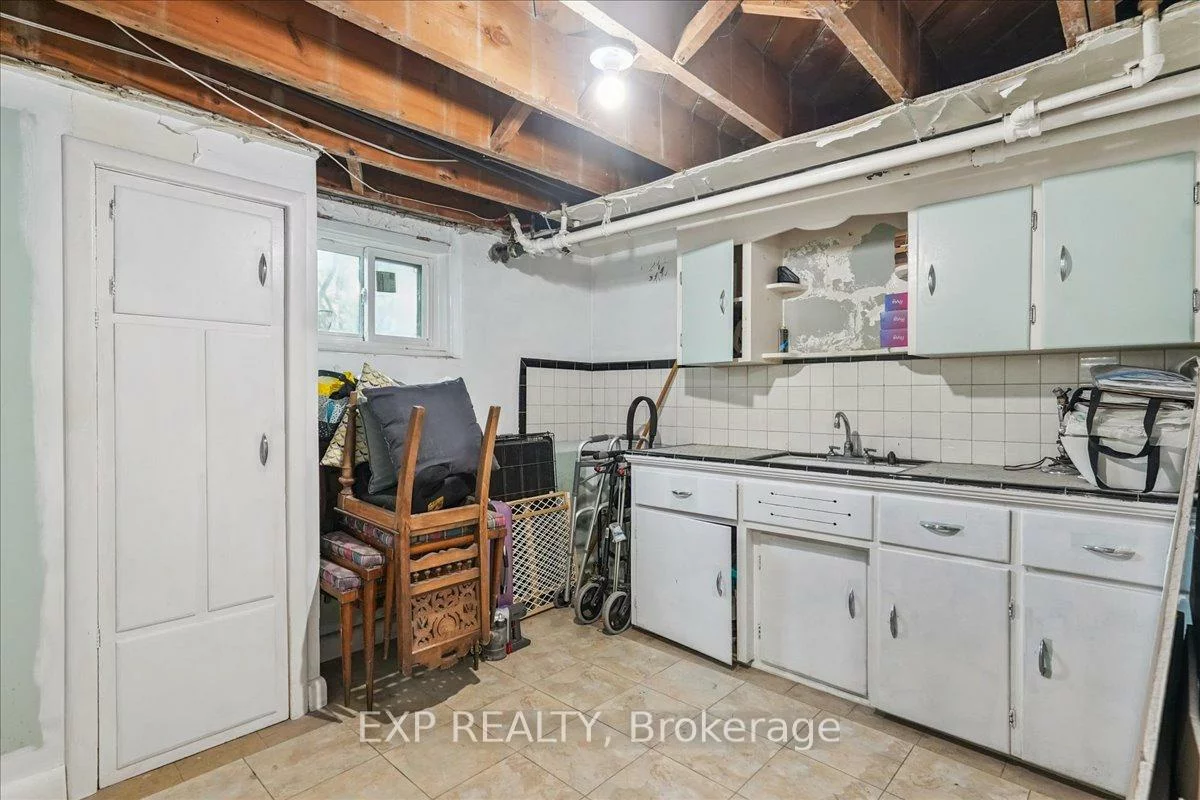73, Yarrow, Keelesdale-Eglinton West, Toronto