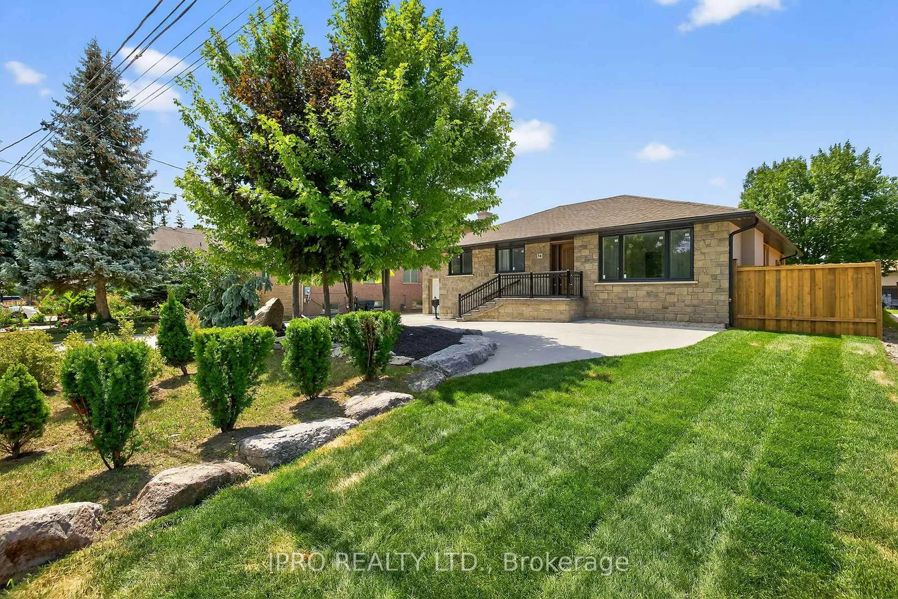 34, Knox, Humber Summit, Toronto