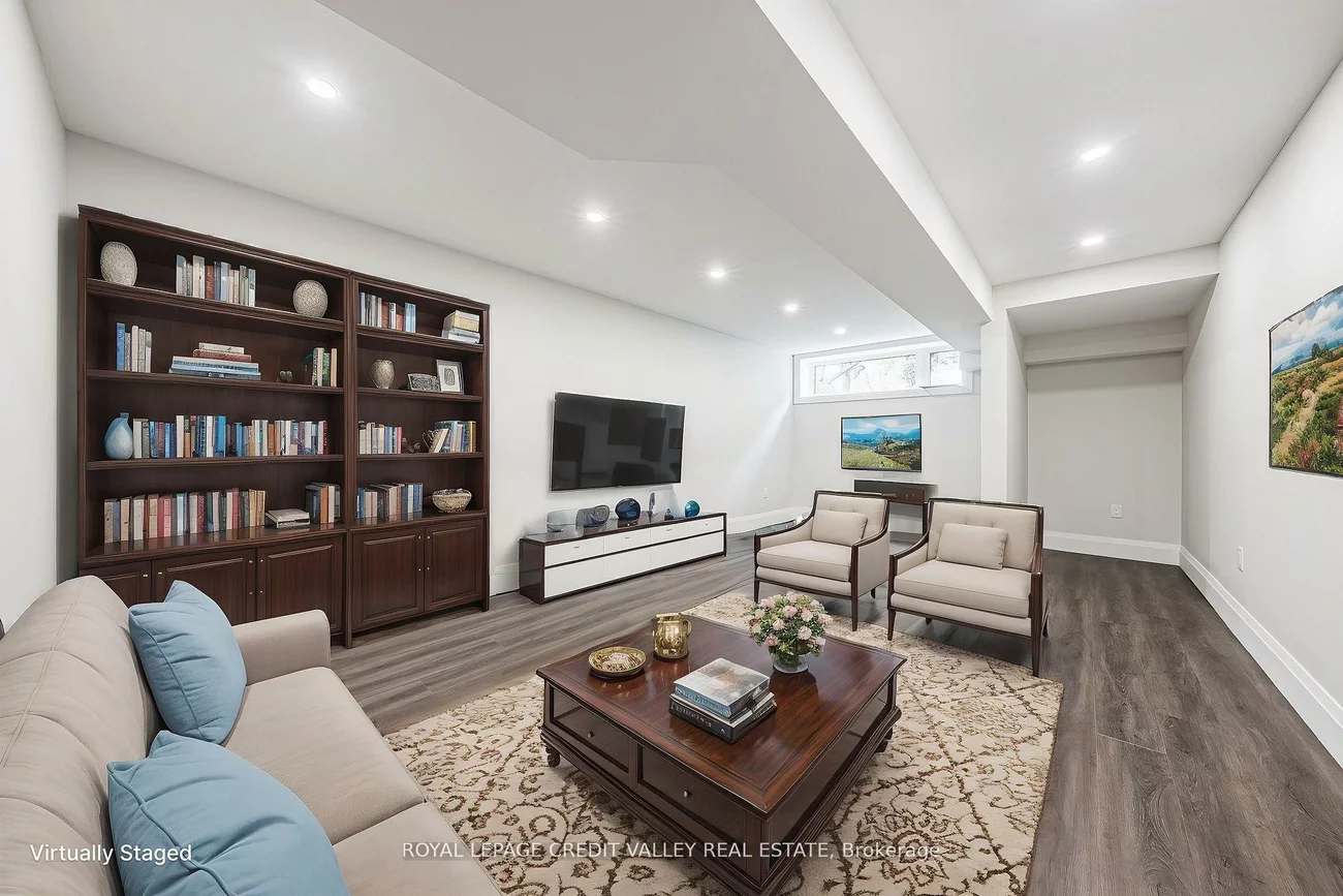 18, Bellman, Alderwood, Toronto