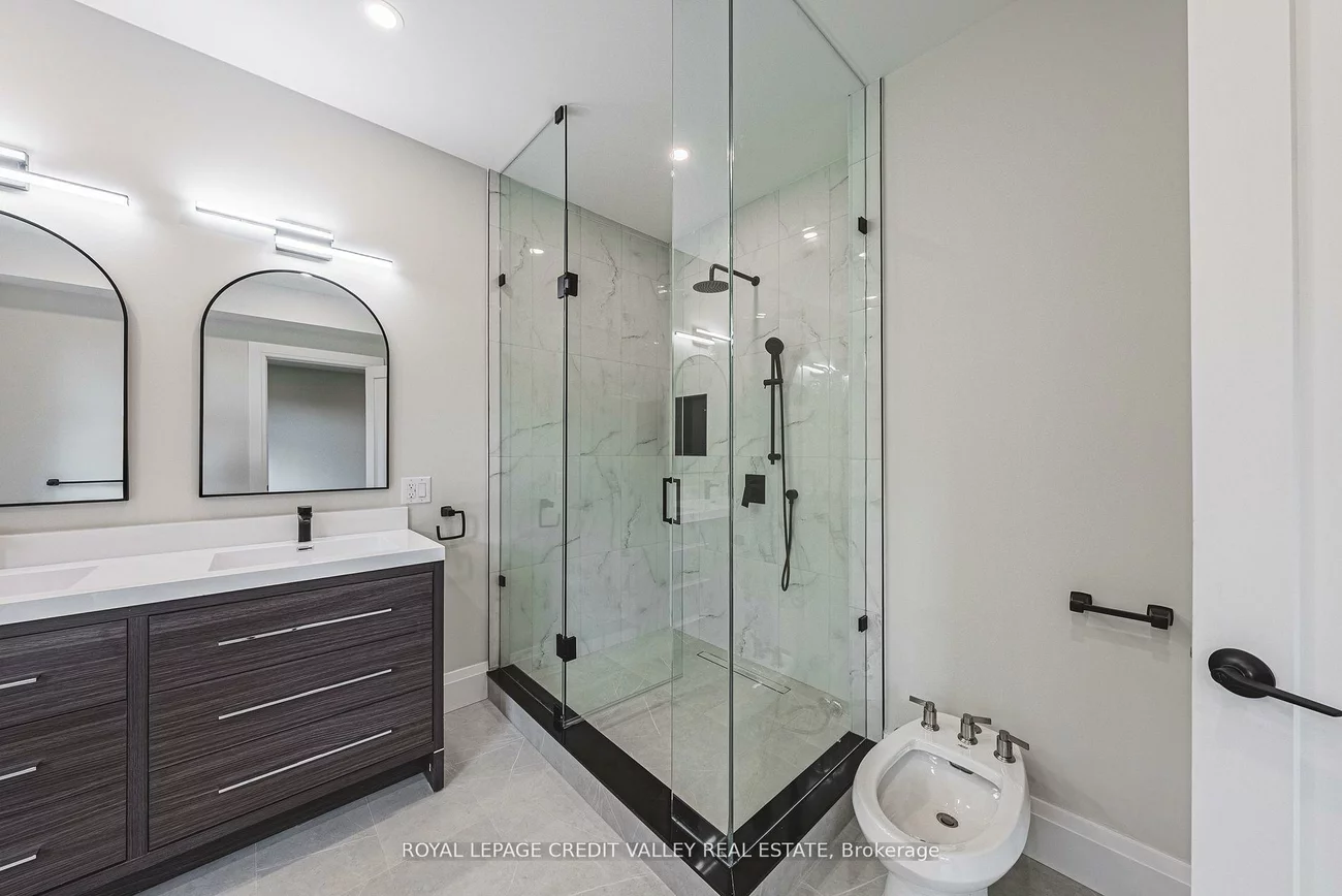 18, Bellman, Alderwood, Toronto