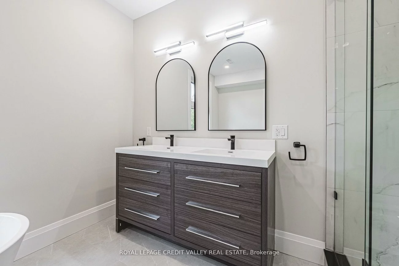 18, Bellman, Alderwood, Toronto