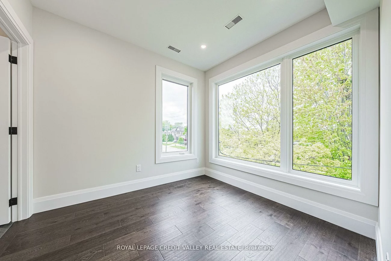 18, Bellman, Alderwood, Toronto
