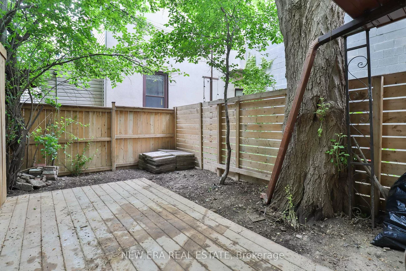 990, Dovercourt, Dovercourt-Wallace Emerson-Junction, Toronto