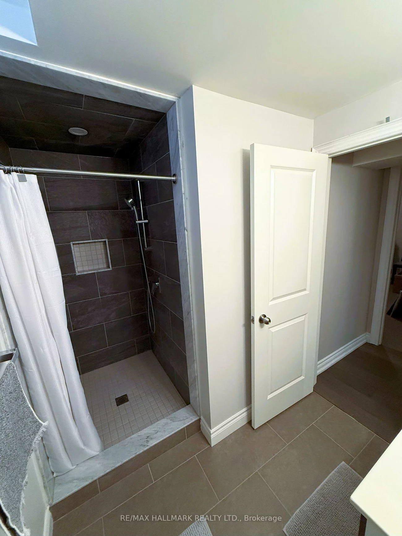 215, Queenslea, Humberlea-Pelmo Park W4, Toronto